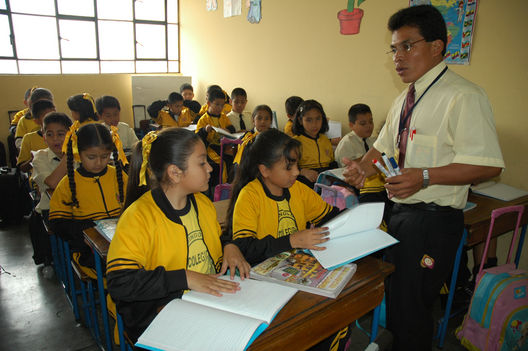 Un maestro dictando clases en el colegio Santo Domingo de Guzmán