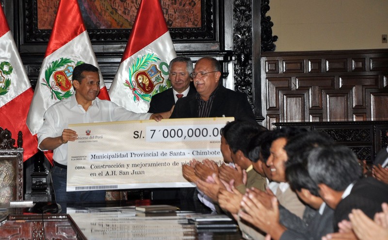 Presidente Ollanta Humala  participó en la ceremonia de suscripción de convenios de financiamiento de proyectos de inversión pública