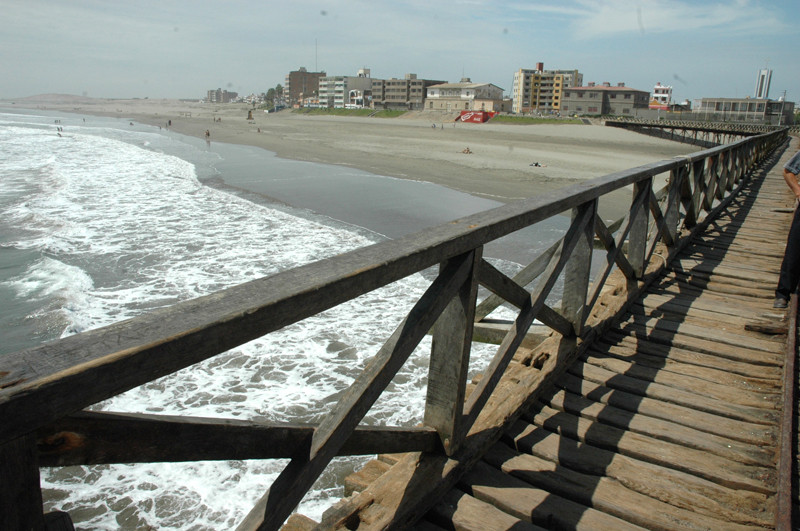 Playa de Pimentel es un hermoso puerto y balneario en Chiclayo el cual posee un gran antiguo muelle y barandas de madera