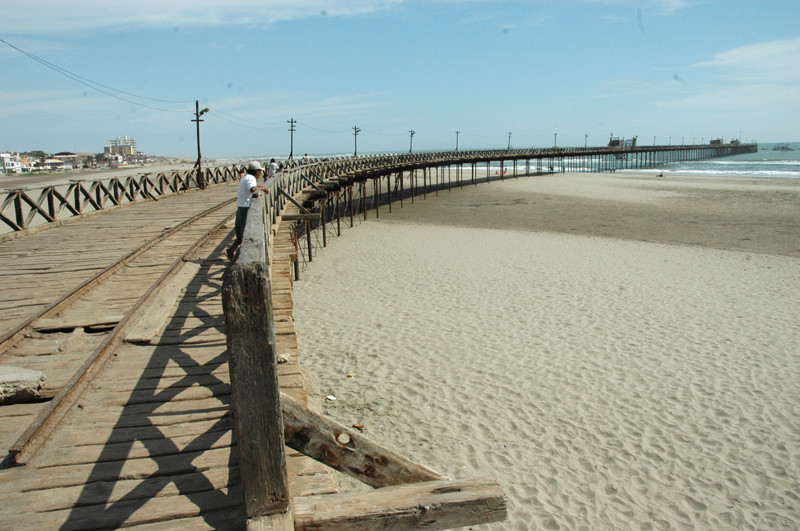 Playa de Pimentel es un hermoso puerto y balneario en Chiclayo el cual posee un gran antiguo muelle y barandas de madera