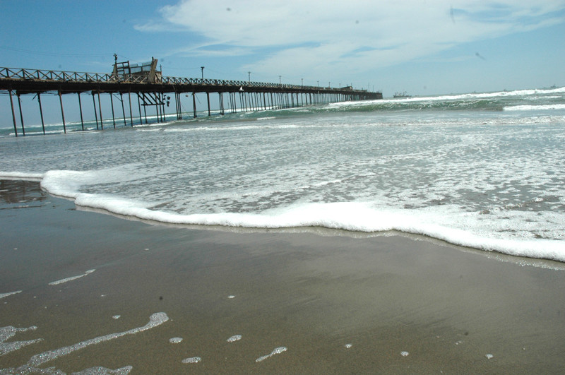 Playa de Pimentel es un hermoso puerto y balneario en Chiclayo el cual posee un gran antiguo muelle y barandas de madera