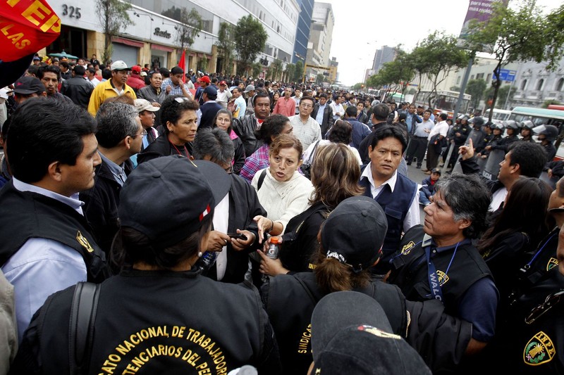 Trabajadores del INPE realizan protestas en el centro de Lima