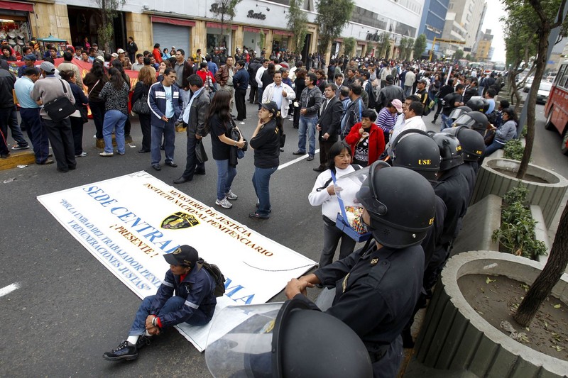 Trabajadores del INPE realizan protestas en el centro de Lima