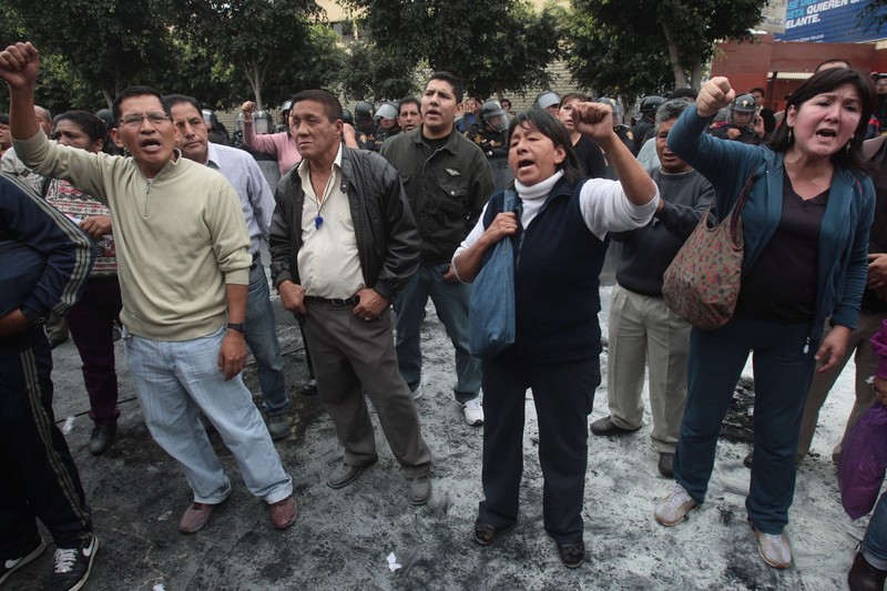 Trabajadores del INPE realizan protestas en el centro de Lima