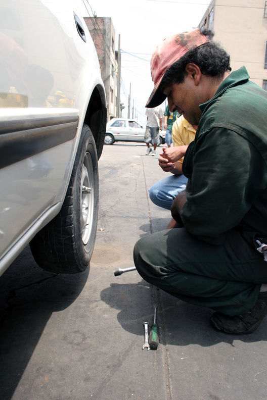 El duro oficio de ser mecánico de autos en Lima, muy duro