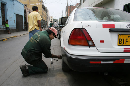 El duro oficio de ser mecánico de autos en Lima, muy duro