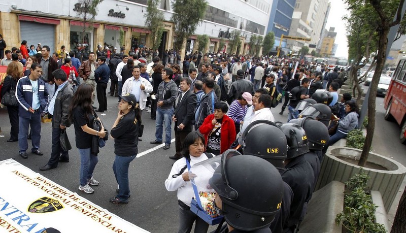 Trabajadores del INPE realizan protestas en el centro de Lima