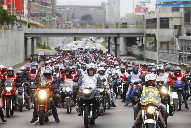 Miles de motocicletas realizaron caravana en Lima por Fiestas Patrias