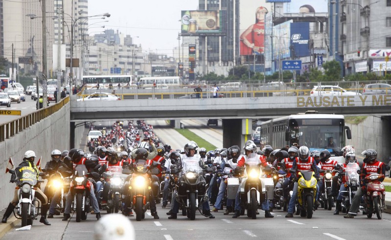 Miles de motocicletas realizaron caravana en Lima por Fiestas Patrias