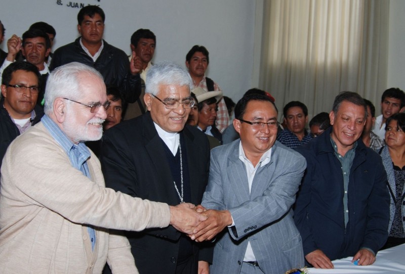 Reunión entre sacerdotes Miguel Cabrejos y Gastón Garatea con autoridades de Cajamarca