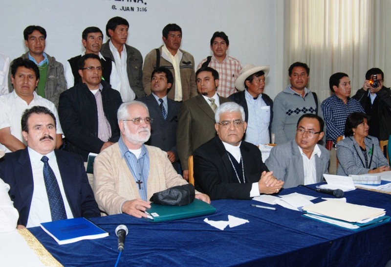 Reunión entre sacerdotes Miguel Cabrejos y Gastón Garatea con autoridades de Cajamarca