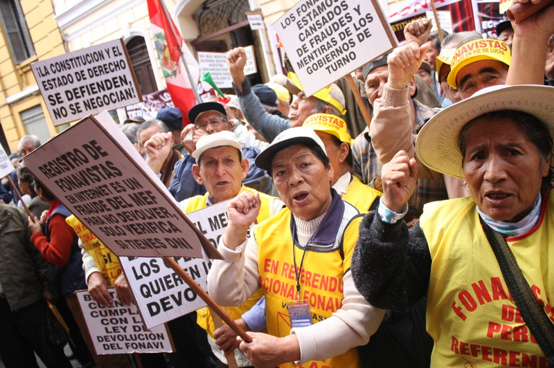 Fonavistas miembros de la Asociación Nacional de Pensionistas reclaman sus derechos frente al Tribunal Constitucional