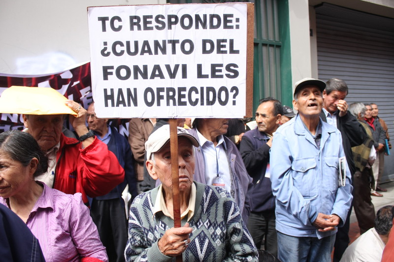 Fonavistas miembros de la Asociación Nacional de Pensionistas reclaman sus derechos frente al Tribunal Constitucional