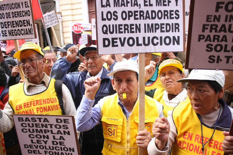 Fonavistas miembros de la Asociación Nacional de Pensionistas reclaman sus derechos frente al Tribunal Constitucional