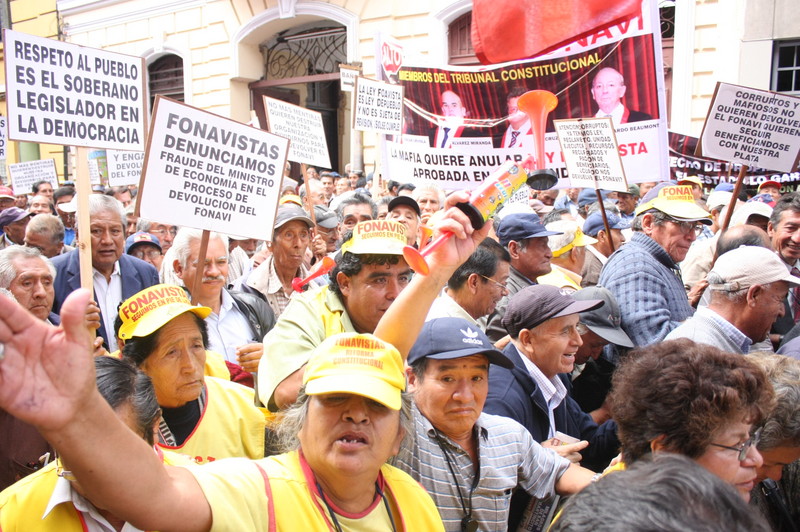 Fonavistas miembros de la Asociación Nacional de Pensionistas reclaman sus derechos frente al Tribunal Constitucional