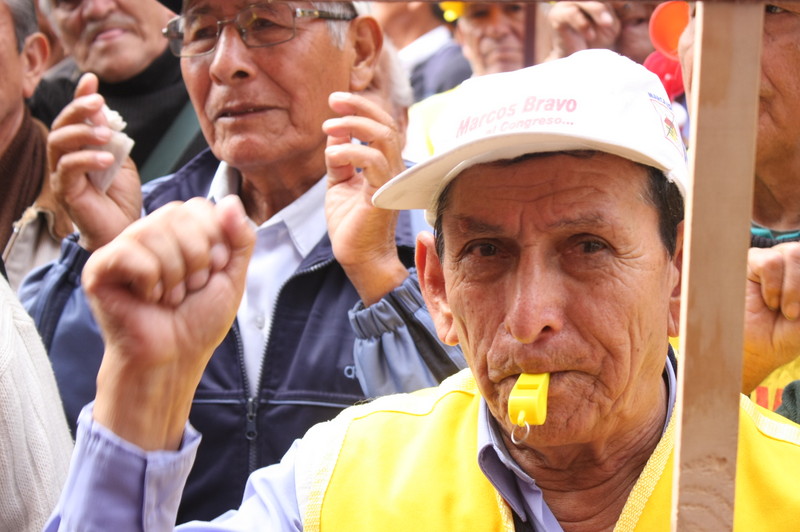 Fonavistas miembros de la Asociación Nacional de Pensionistas reclaman sus derechos frente al Tribunal Constitucional