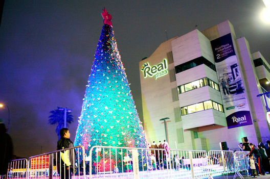 Gigantesco Arbol de Navidad se exhibe en el centro comercial Real Plaza del Centro Cívico de Lima