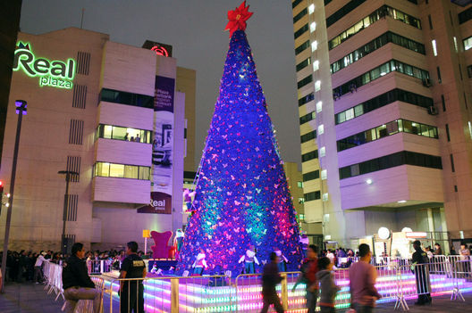 Gigantesco Arbol de Navidad se exhibe en el centro comercial Real Plaza del Centro Cívico de Lima