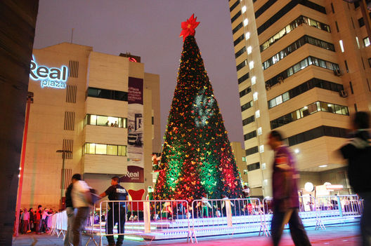 Gigantesco Arbol de Navidad se exhibe en el centro comercial Real Plaza del Centro Cívico de Lima