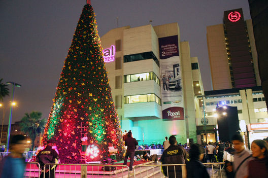 Gigantesco Arbol de Navidad se exhibe en el centro comercial Real Plaza del Centro Cívico de Lima