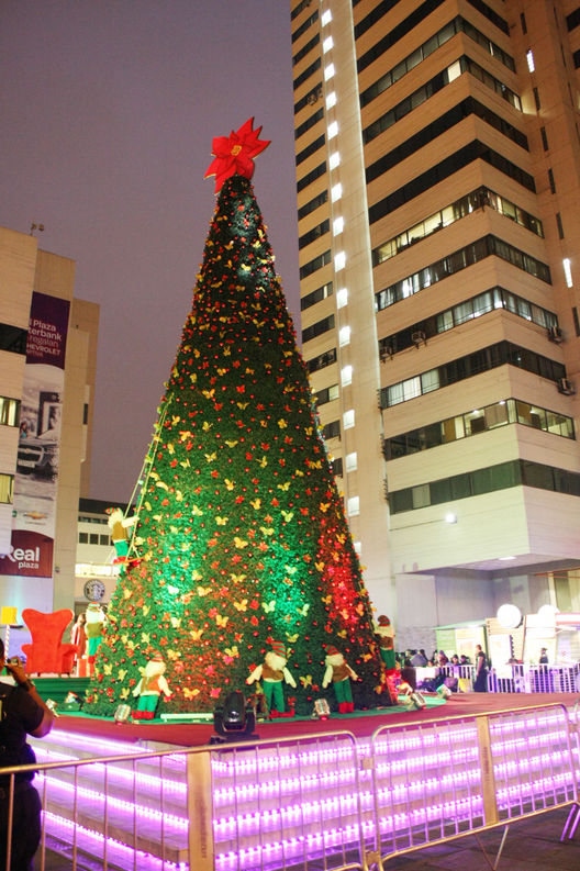 Gigantesco Arbol de Navidad se exhibe en el centro comercial Real Plaza del Centro Cívico de Lima