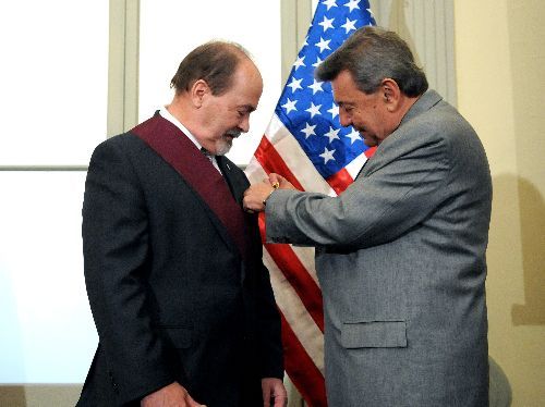 Ministro de Relaciones Exteriores Rafael  Roncagliolo condecoró a Richard Goughnour