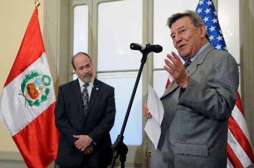 Ministro de Relaciones Exteriores Rafael  Roncagliolo condecoró a Richard Goughnour