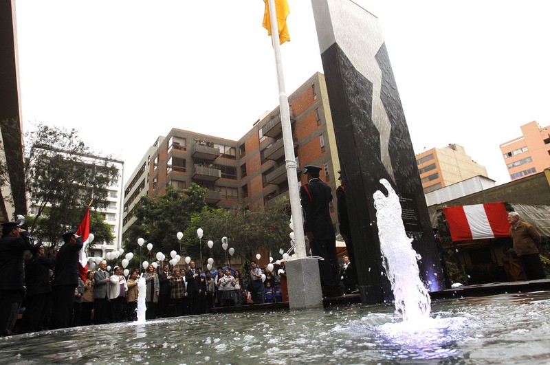 Minuto de silencio al cumplirse los 20 años del atentado en la calle Tarata en Miraflores