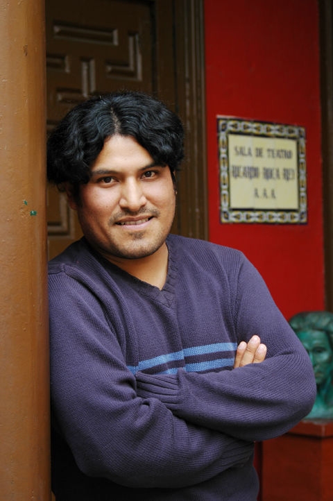 El actor Gustavo Cerrón posando para el lente de Generación.com