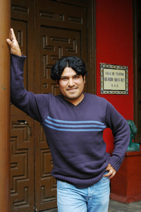 El actor Gustavo Cerrón posando para el lente de Generación.com