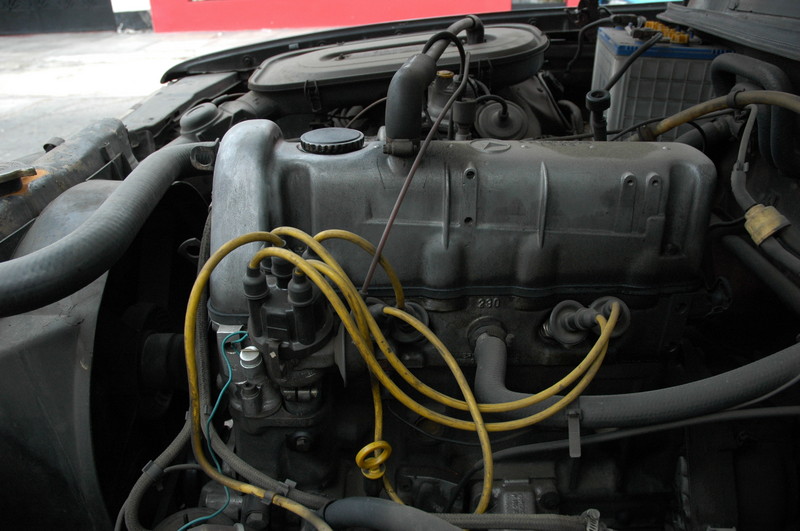 El motor de un carro moderno puede parecer un gran revoltijo de metal, tubos y alambres a las personas que no conozcan de mecánica.