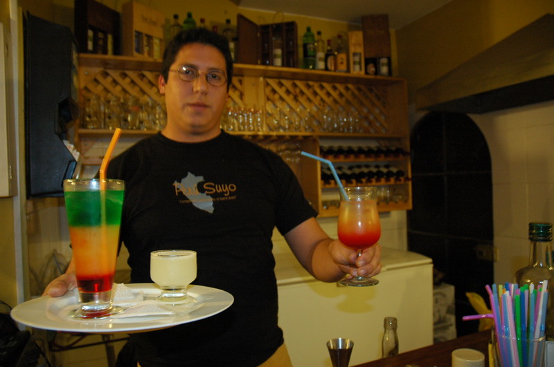 Deliciosos tragos y cocteles de todas partes del mundo son preparados por jóvenes barmans