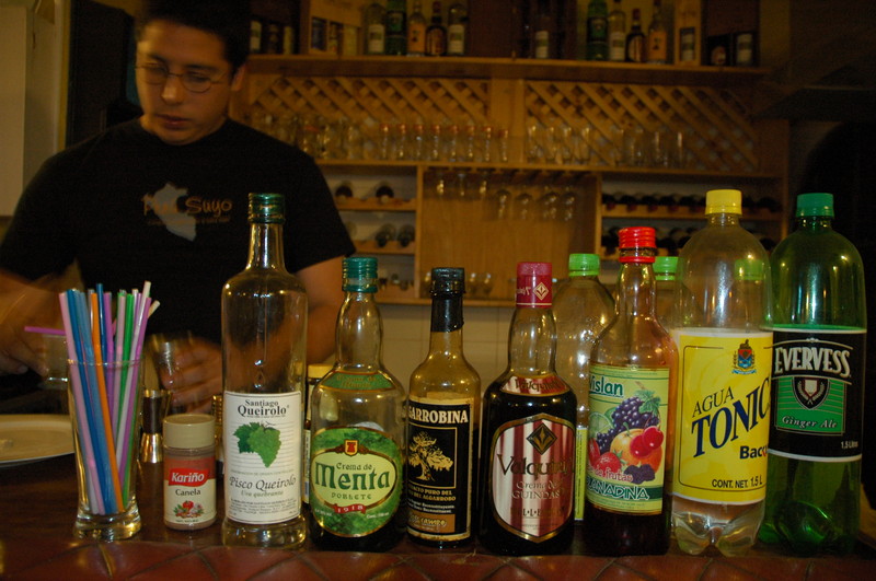 Deliciosos tragos y cocteles de todas partes del mundo son preparados por jóvenes barmans