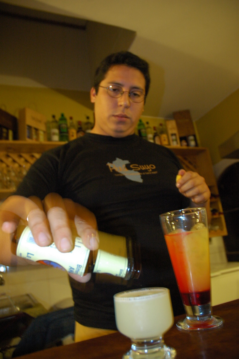 Deliciosos tragos y cocteles de todas partes del mundo son preparados por jóvenes barmans