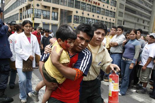 Miembros del cuerpo de bomberos sofocan las llamas de un incendio