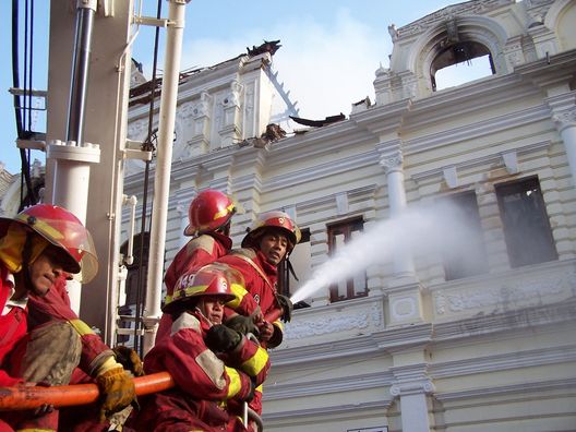 Miembros del cuerpo de bomberos sofocan las llamas de un incendio