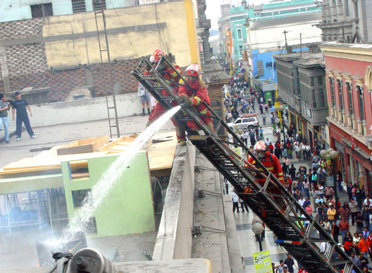 Miembros del cuerpo de bomberos sofocan las llamas de un incendio