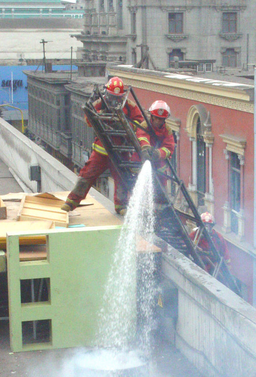 Miembros del cuerpo de bomberos sofocan las llamas de un incendio
