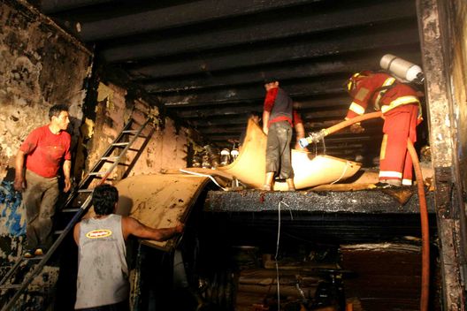 Miembros del cuerpo de bomberos sofocan las llamas de un incendio