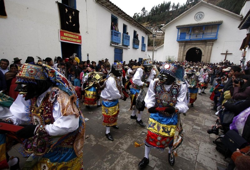 Celebran Procesión de la Virgen del Carmen en Paucartambo - Cusco