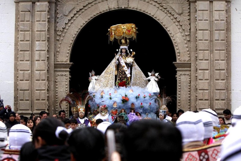 Celebran Procesión de la Virgen del Carmen en Paucartambo - Cusco