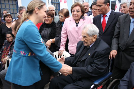 Rinden homenaje al líder histórico del APRA Armando Villanueva en la Casa del Pueblo