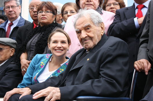 Rinden homenaje al líder histórico del APRA Armando Villanueva en la Casa del Pueblo