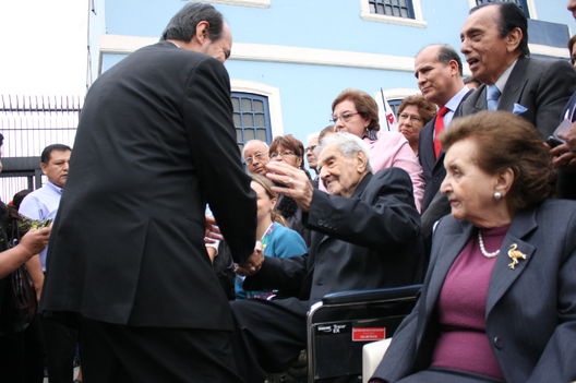 Rinden homenaje al líder histórico del APRA Armando Villanueva en la Casa del Pueblo