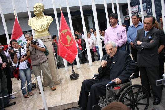Rinden homenaje al líder histórico del APRA Armando Villanueva en la Casa del Pueblo