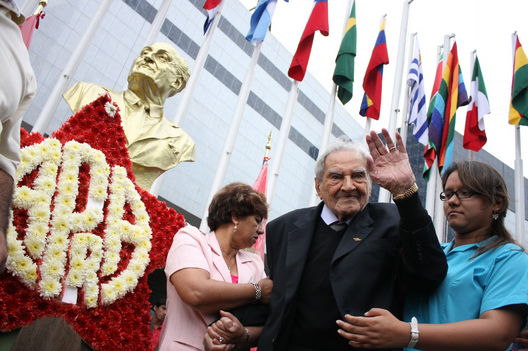 Rinden homenaje al líder histórico del APRA Armando Villanueva en la Casa del Pueblo