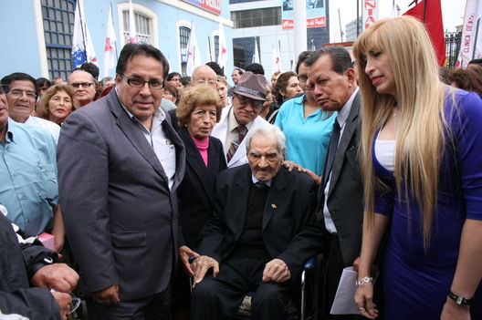 Rinden homenaje al líder histórico del APRA Armando Villanueva en la Casa del Pueblo