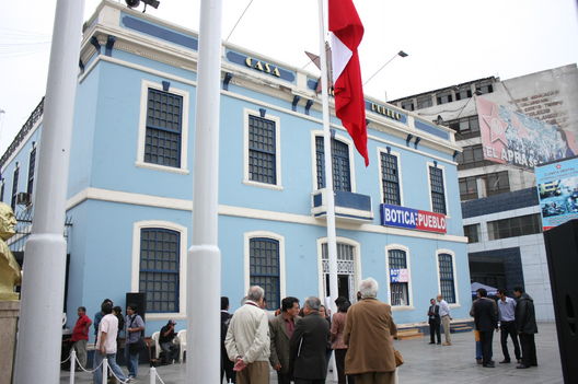 Vistas del frontis del local del Partido Aprista Peruano de la avenida Alfonso Ugarte en Lima, Perú
