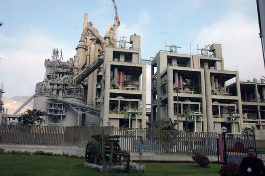 Vistas del frontis de la Planta  Cementos Lima