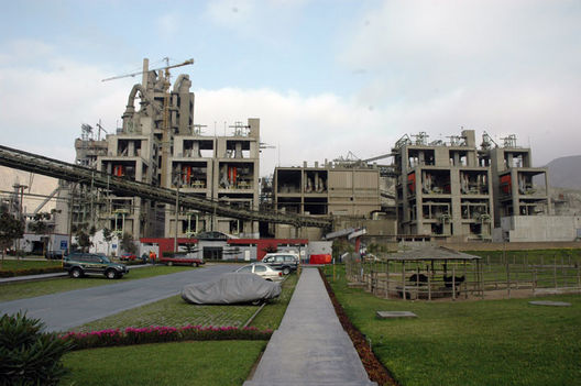 Vistas del frontis de la Planta  Cementos Lima